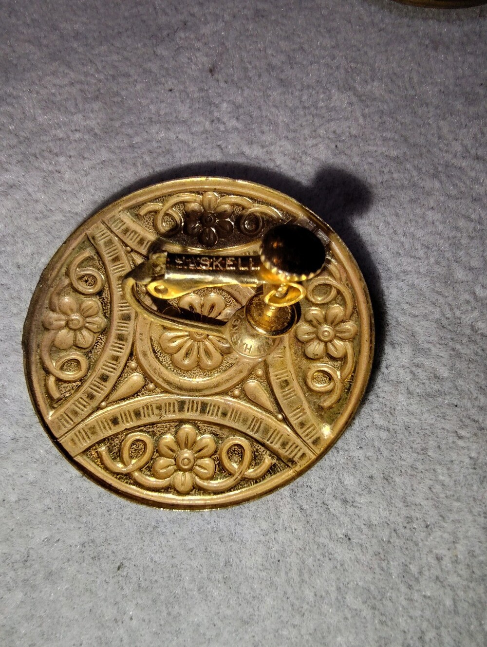 Miriam Haskell Circa 1940s Etruscan Round Gold-tone Screw Earrings 1.4 Inch - Picture 2 of 2